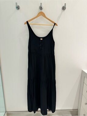 Sleeveless Black Tiered Maxi Dress